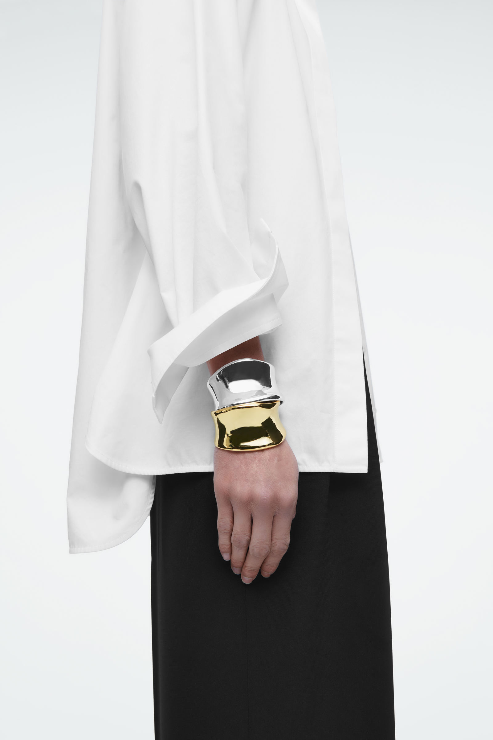 SCULPTED CUFF スカルプテッドカフ ゴールド｜COS コス 公式オンライン 