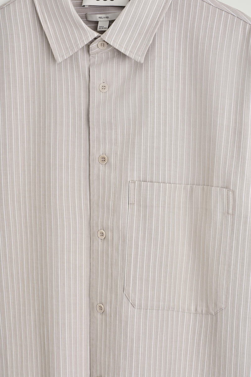 COS オーバーサイズツイルシャツ