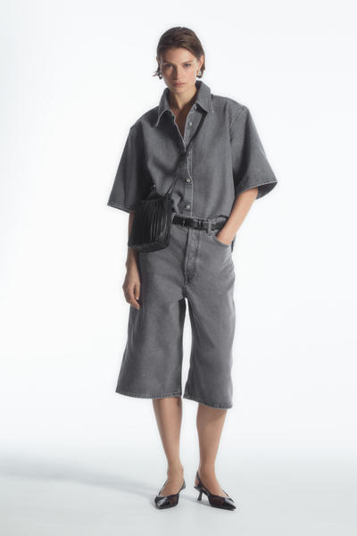 KNEE-LENGTH DENIM SHORTS ニーレングスデニムショートパンツ