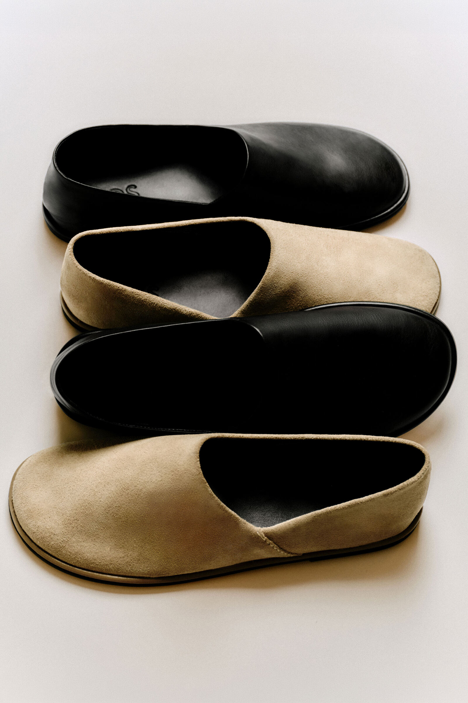 LEATHER SLIP-ON SHOES レザースリッポンシューズ ブラック｜COS コス