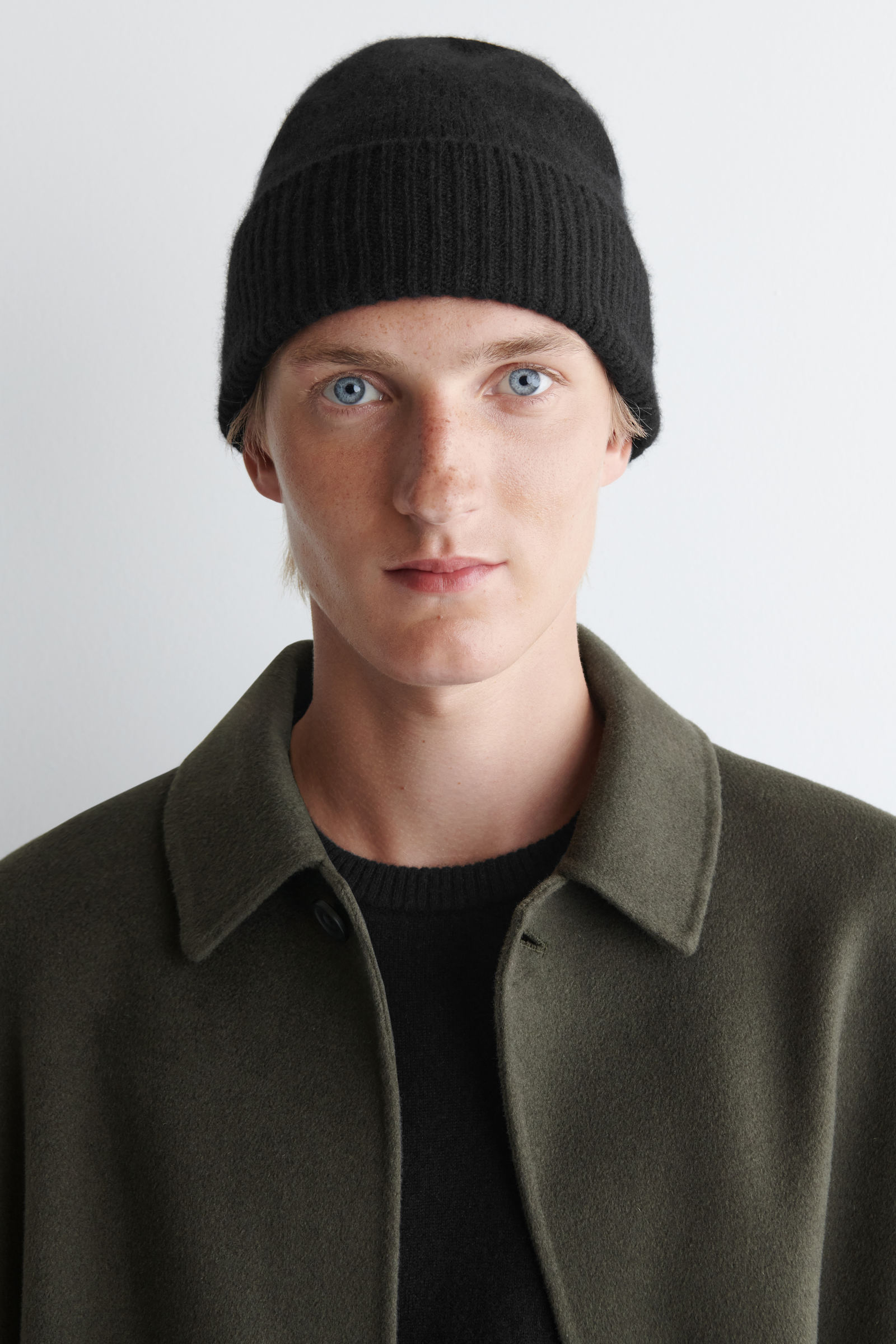 PURE CASHMERE BEANIE ピュアカシミヤビーニー ブラック｜COS コス