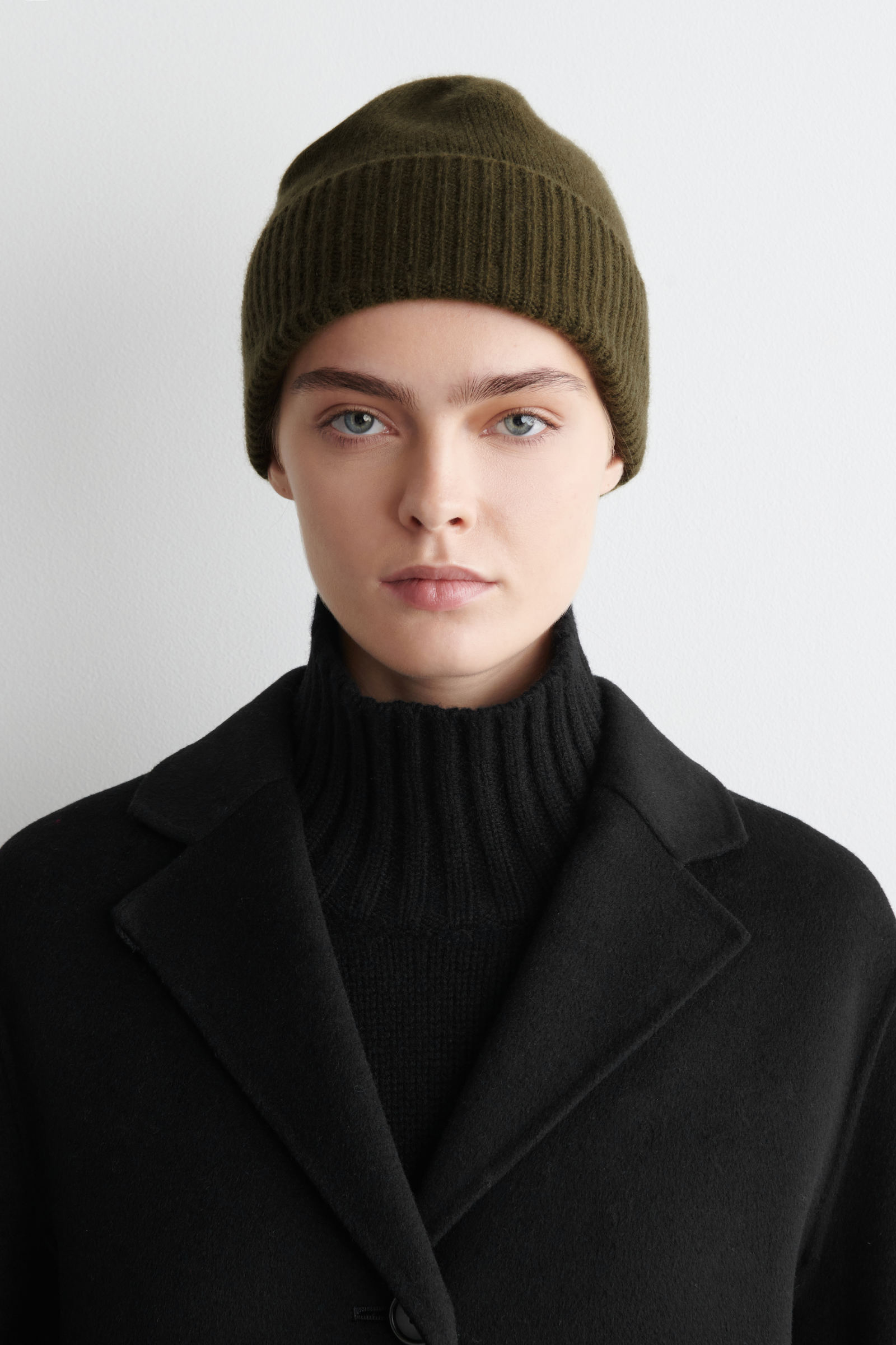PURE CASHMERE BEANIE ピュアカシミヤビーニー オリーブグリーン｜COS
