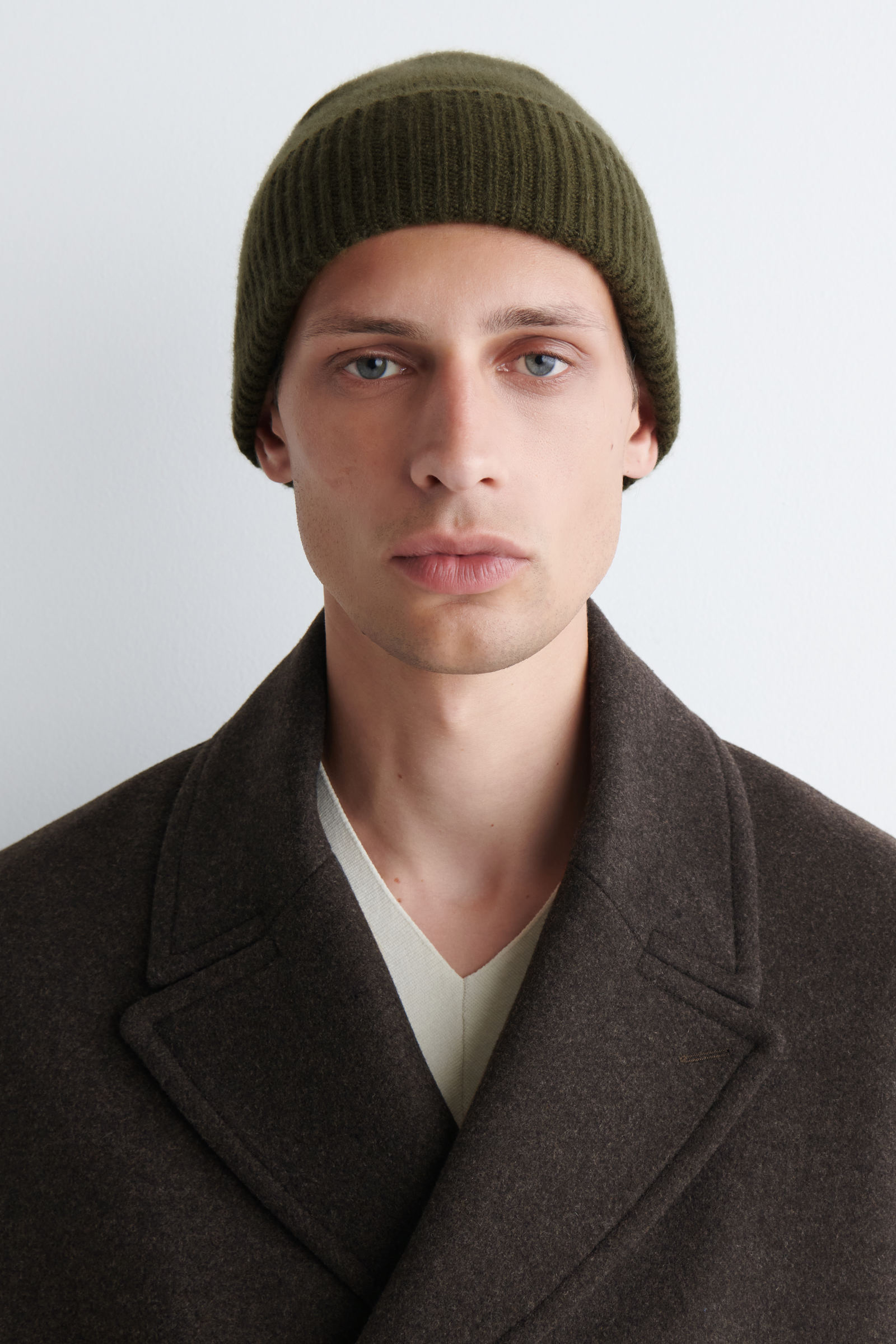 PURE CASHMERE BEANIE ピュアカシミヤビーニー オリーブグリーン｜COS