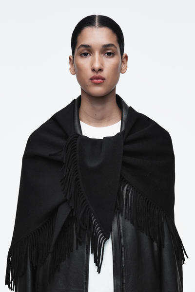 COS フリンジメリノウールトライアングルマフラー