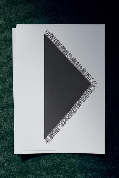 COS フリンジメリノウールトライアングルマフラー