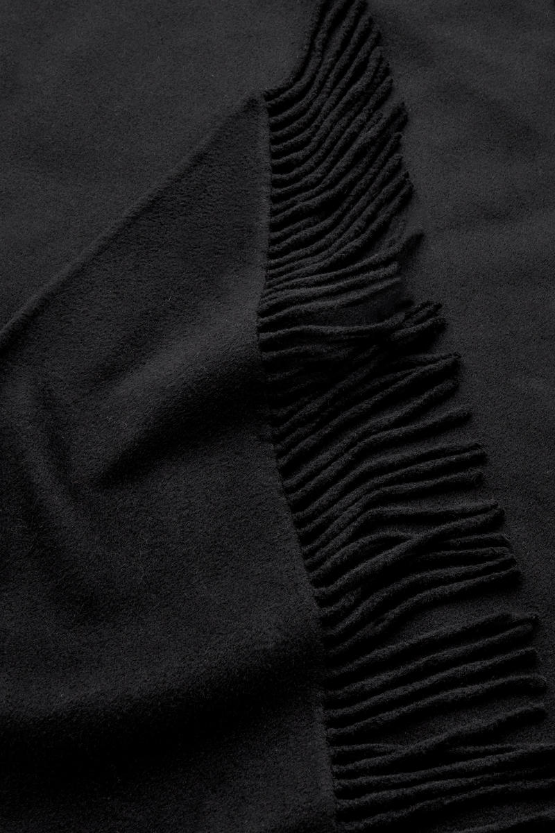 COS フリンジメリノウールトライアングルマフラー