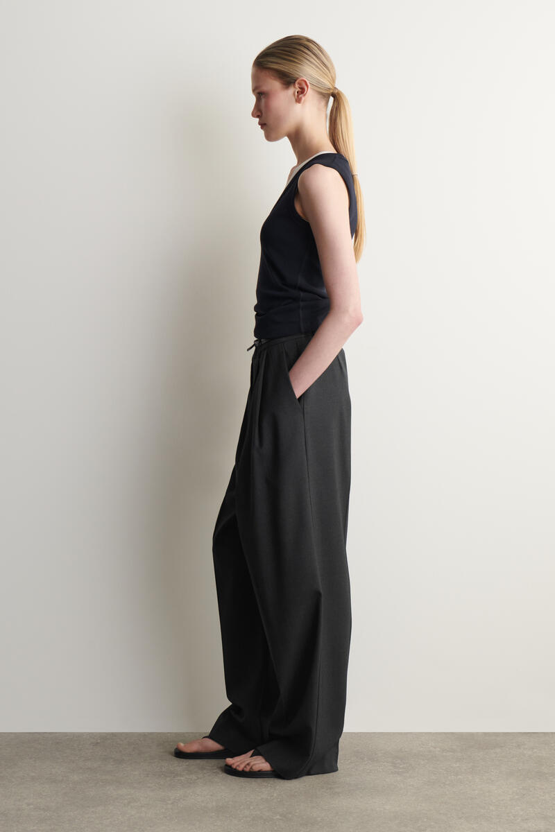 WIDE-LEG TAILORED TWILL TROUSERS ワイドレッグテーラードツイル WIDE-LEG TAILORED TWILL TROUSERS ワイドレッグテーラードツイル