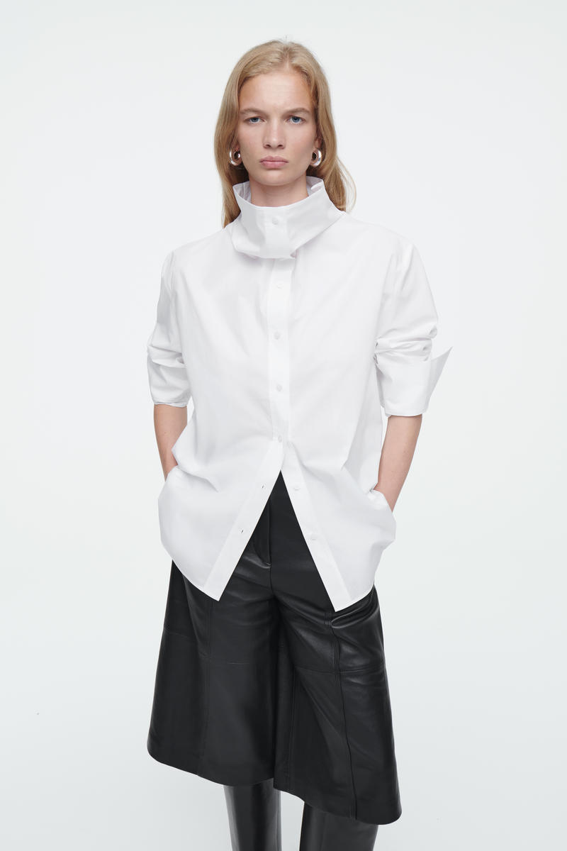 FUNNEL-NECK SHIRT ファンネルネックシャツ ホワイト｜COS コス 公式