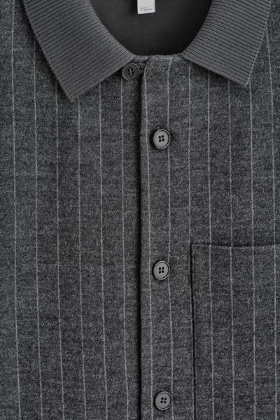 COS オーバーサイズピンストライプウールブレンドジャージーシャツ