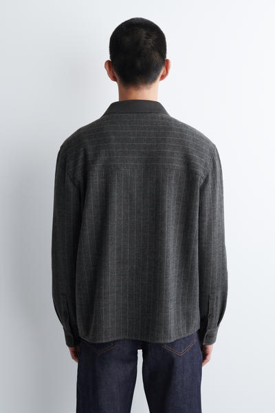 COS オーバーサイズピンストライプウールブレンドジャージーシャツ