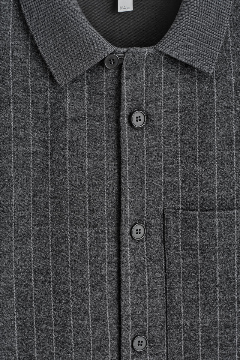 COS オーバーサイズピンストライプウールブレンドジャージーシャツ