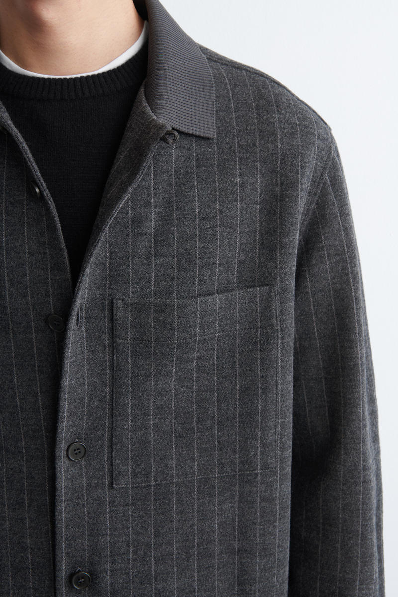 COS オーバーサイズピンストライプウールブレンドジャージーシャツ