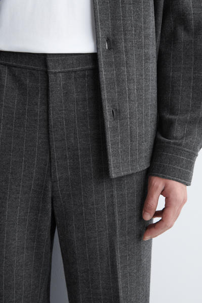 COS リラックスフィットゴム入りピンストライプパンツ