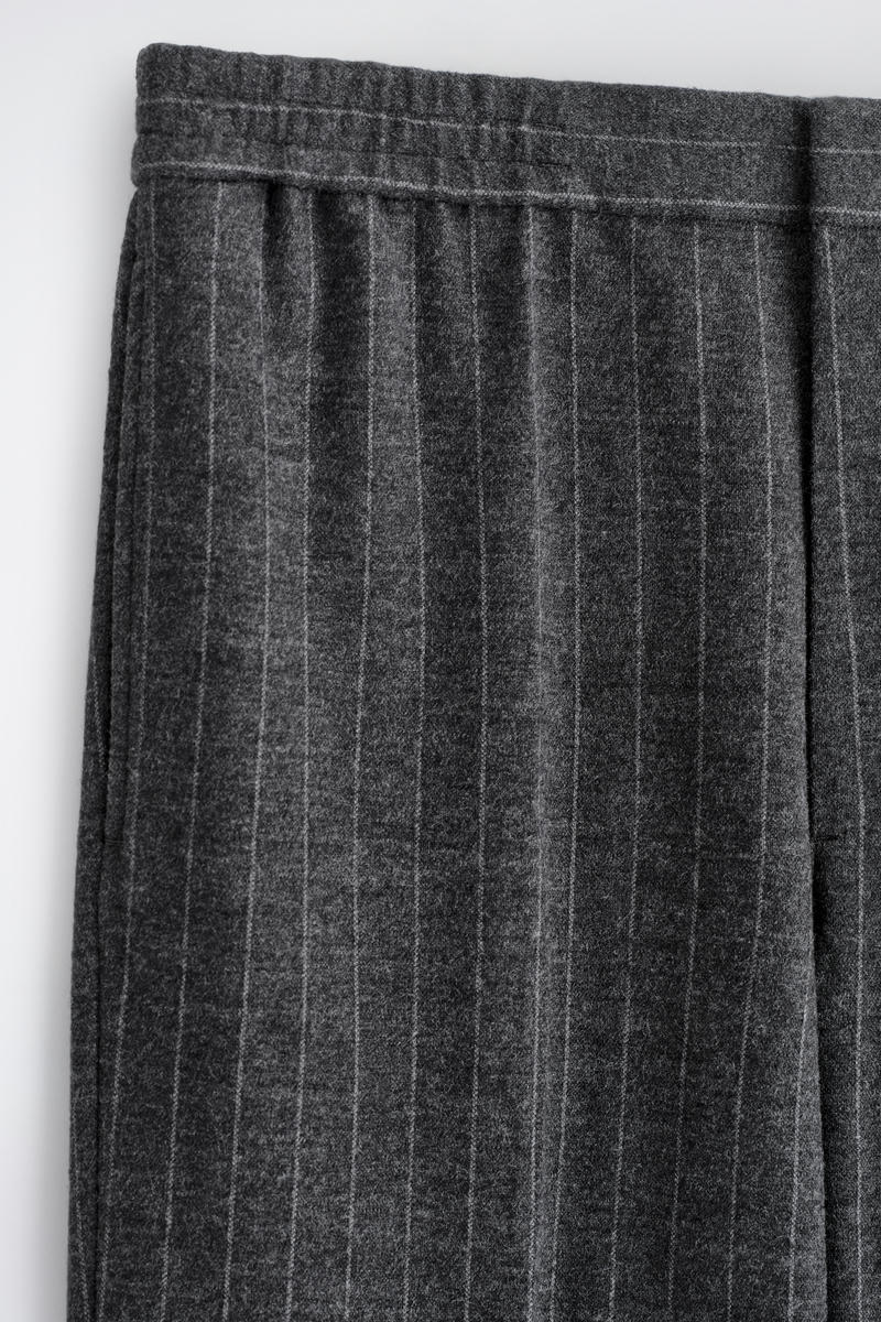 COS リラックスフィットゴム入りピンストライプパンツ