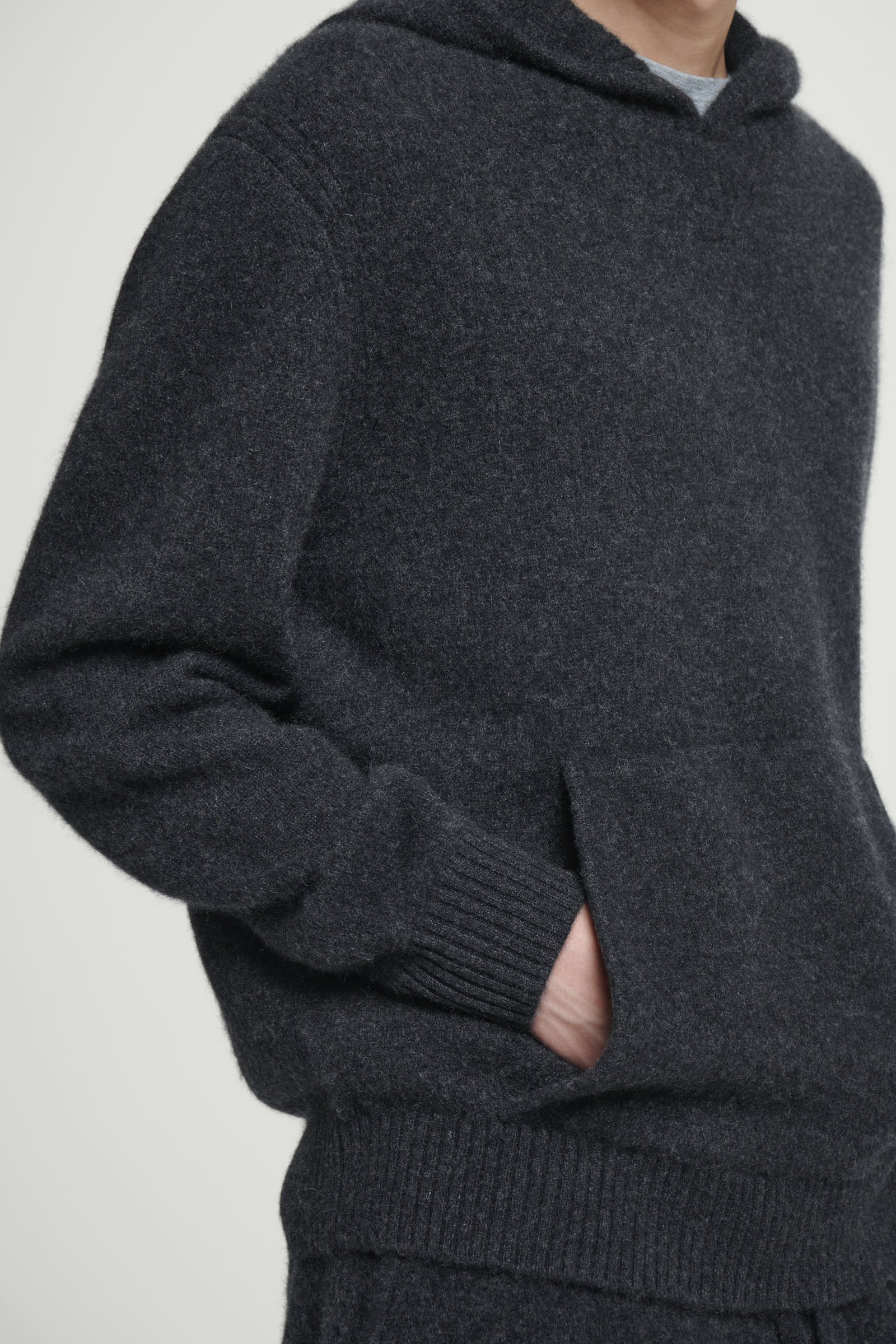 BOILED-CASHMERE HOODIE ボイルドカシミヤパーカー｜COS コス 公式  