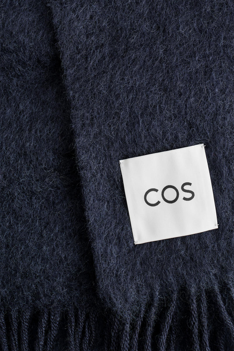 FRINGED MOHAIR SCARF フリンジモヘアマフラー ネイビー｜COS コス