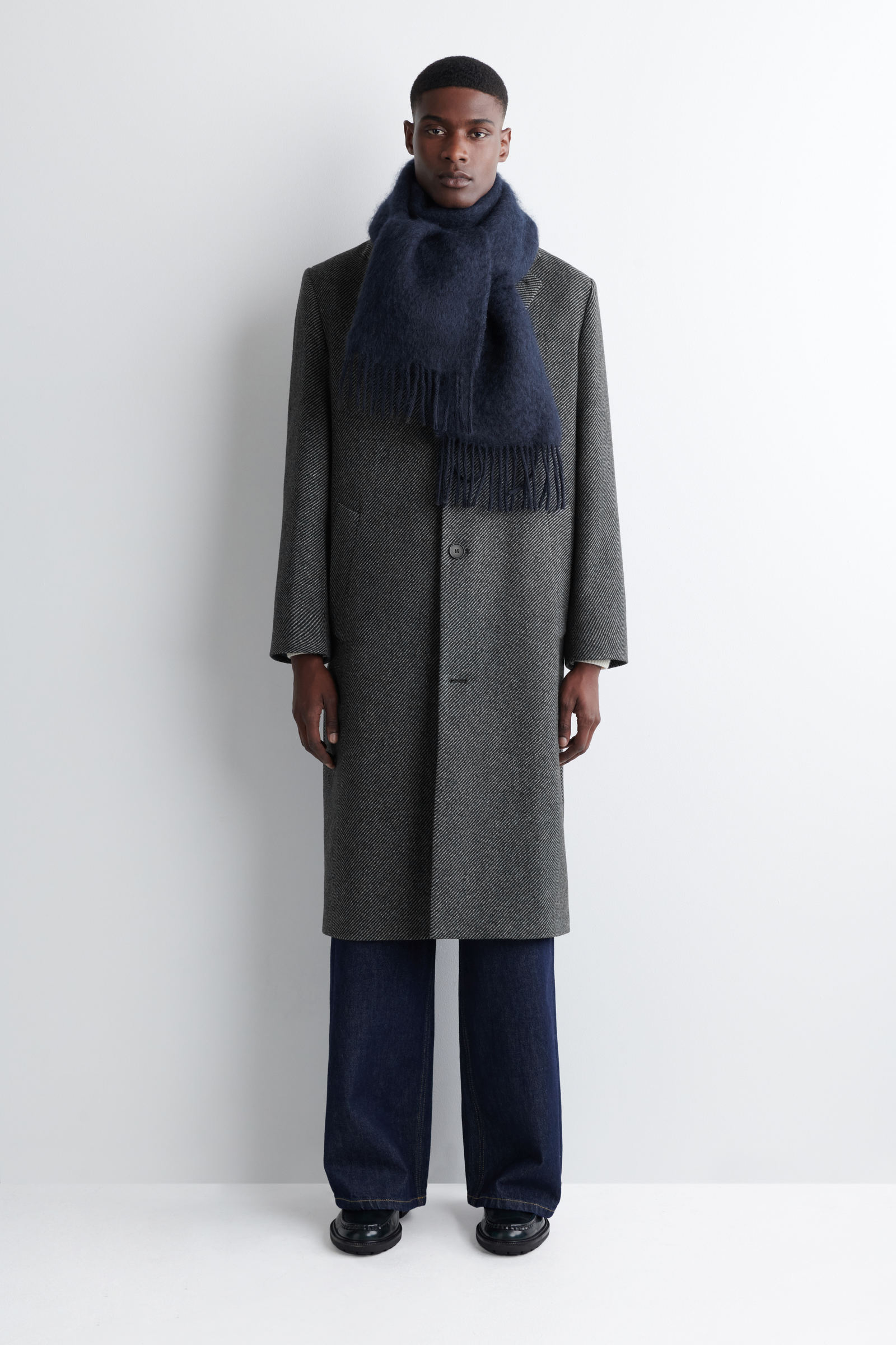 FRINGED MOHAIR SCARF フリンジモヘアマフラー ネイビー｜COS コス