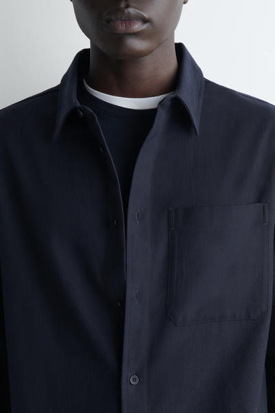 COS オーバーサイズ ブラッシュドコットンブレンドシャツ