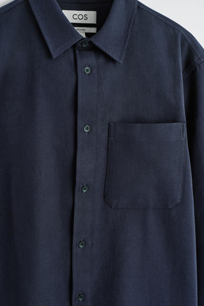 COS オーバーサイズ ブラッシュドコットンブレンドシャツ