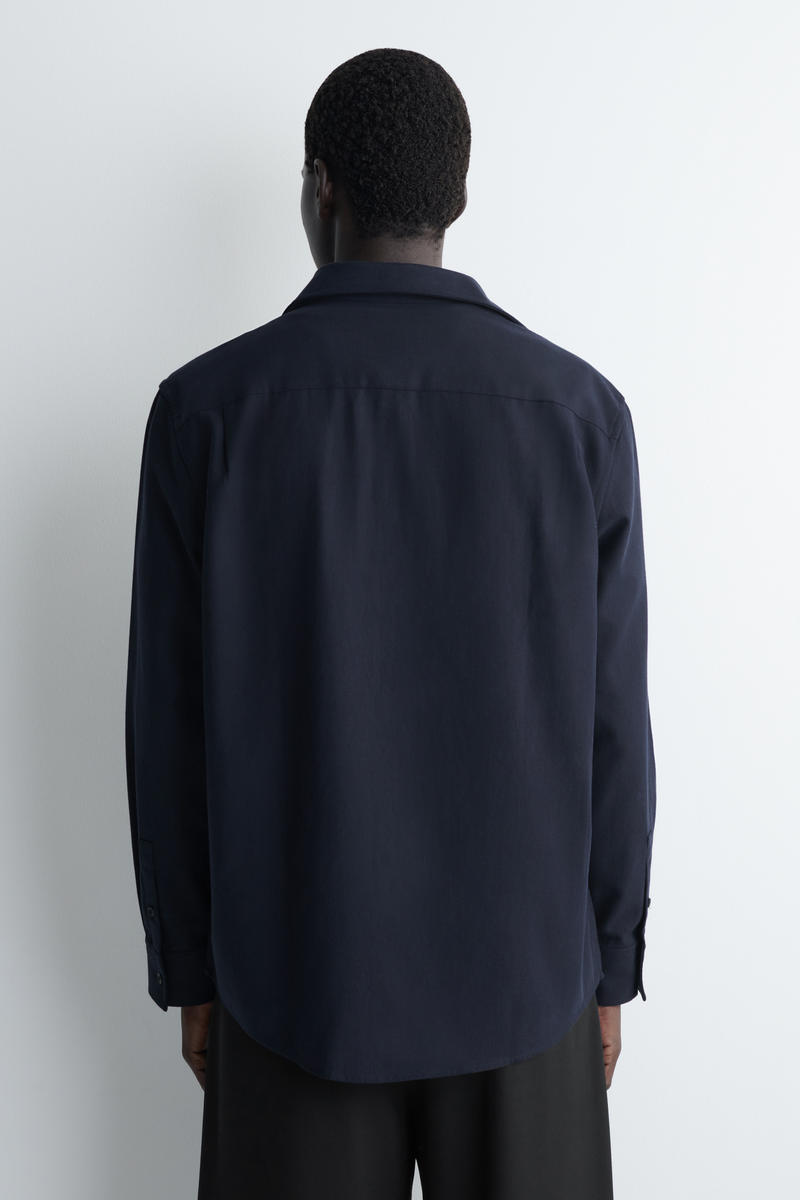 COS オーバーサイズ ブラッシュドコットンブレンドシャツ