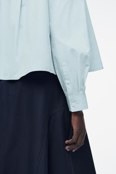 COS オーバーサイズフレアコットンシャツ