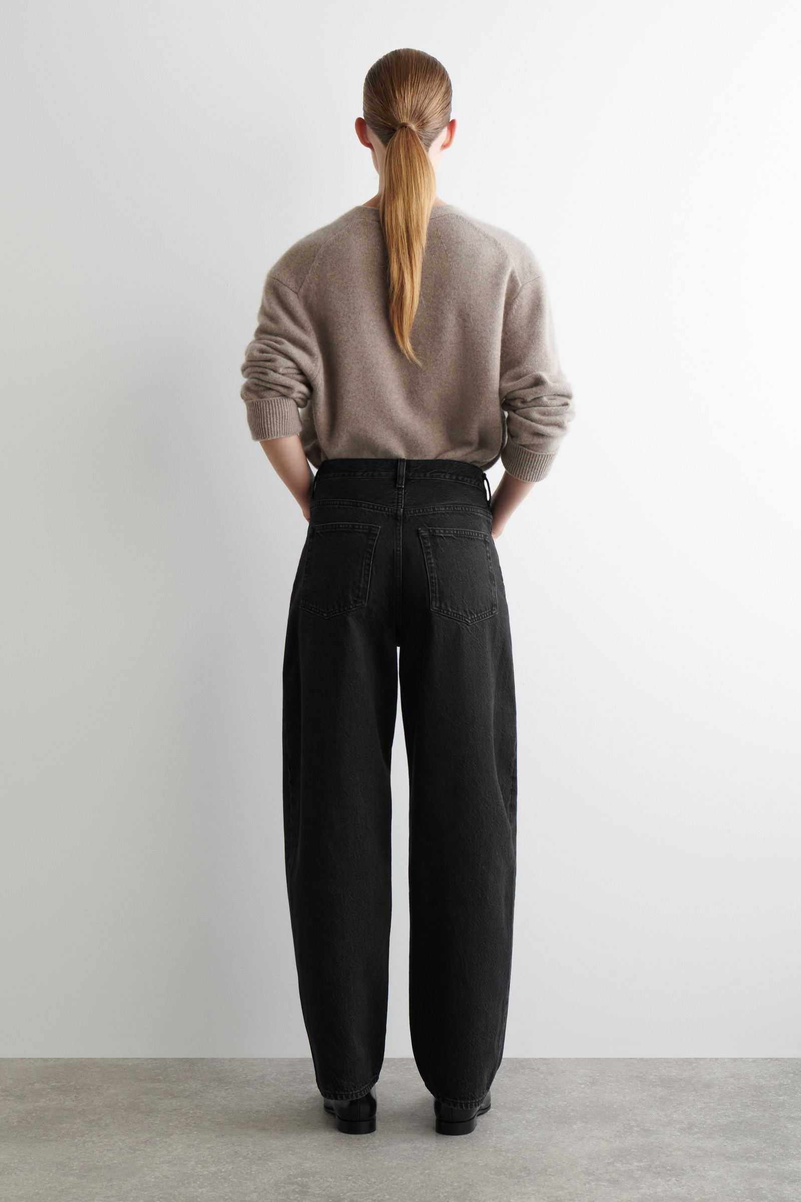 BAY BARREL-LEG JEANS BAYバレルレッグジーンズ ブラック｜COS コス