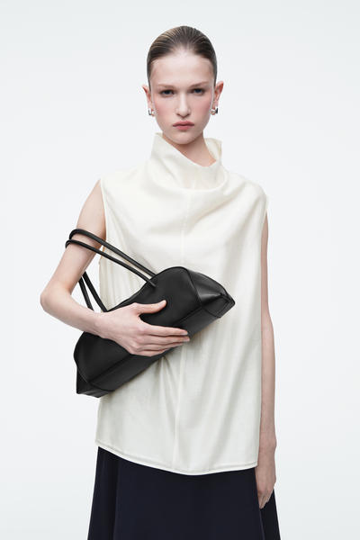 COS イーストサイドボウリングバッグ - レザー