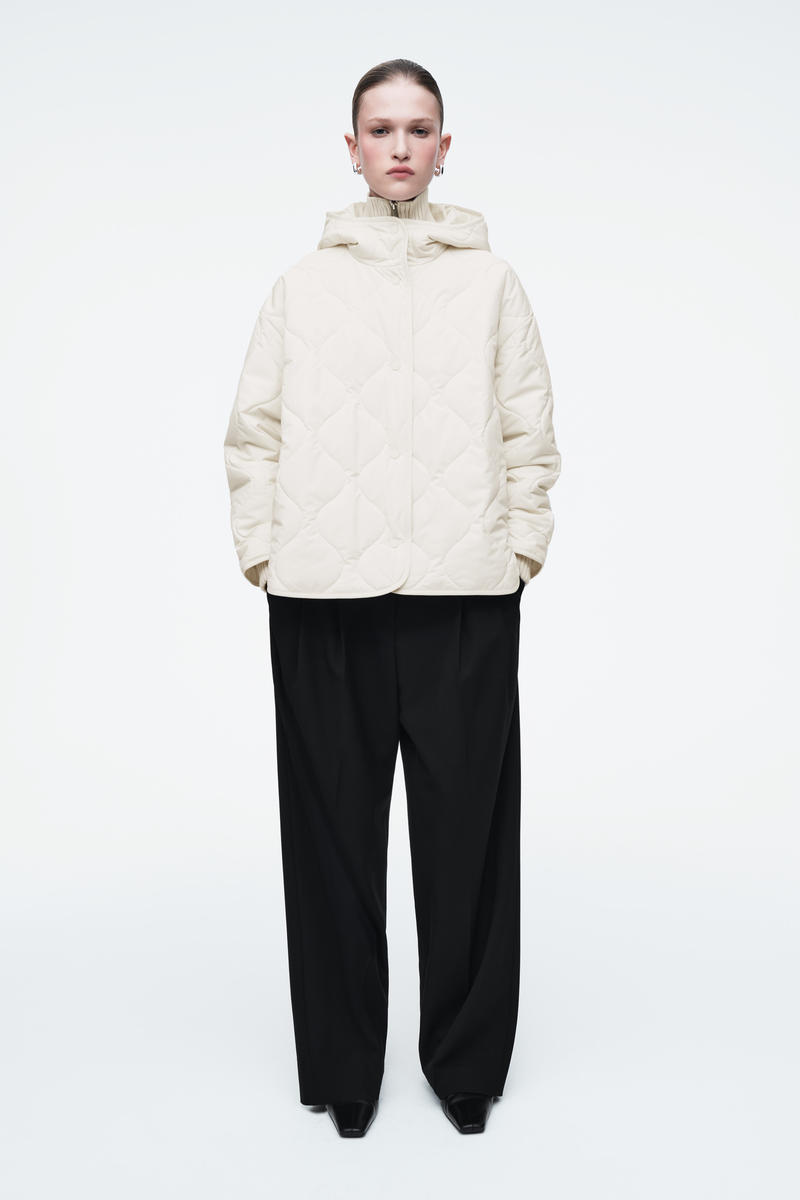 QUILTED HOODED FUNNEL-NECK JACKET キルティングフード付きジャケット