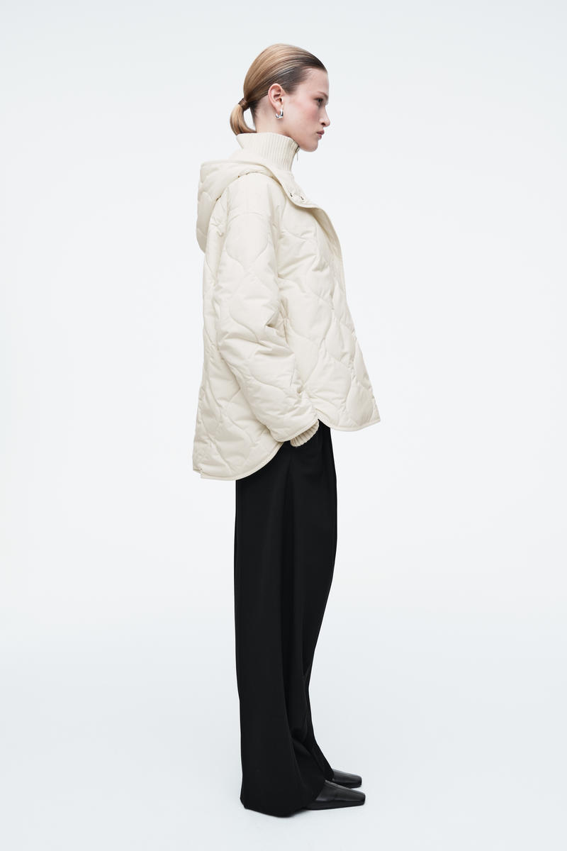 QUILTED HOODED FUNNEL-NECK JACKET キルティングフード付きジャケット