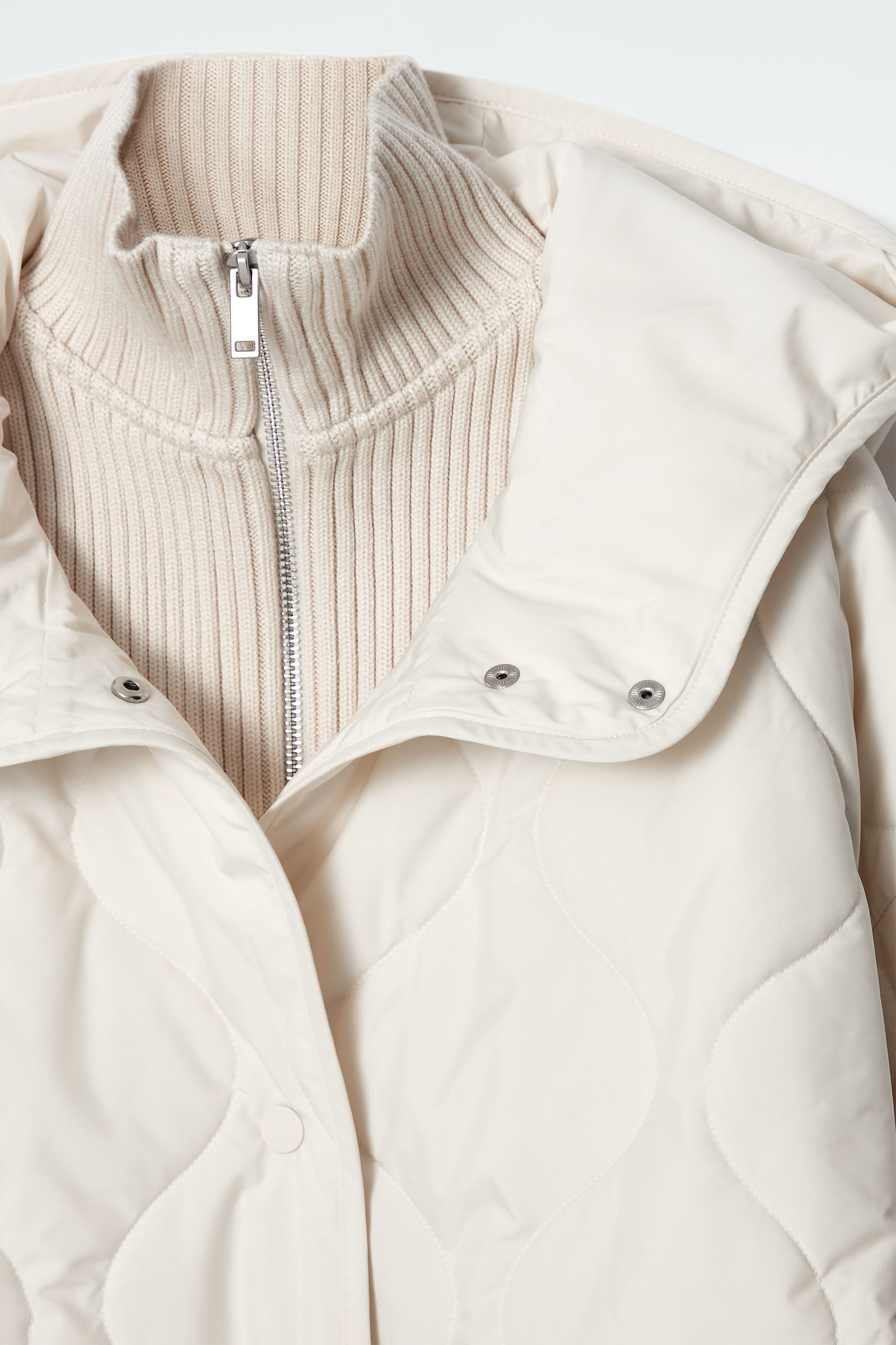 QUILTED HOODED FUNNEL-NECK JACKET キルティングフード付きジャケット