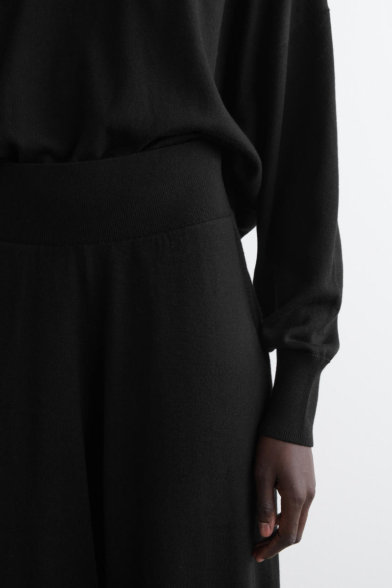 MERINO WOOL BARREL-LEG TROUSERS メリノウールバレルレッグパンツ