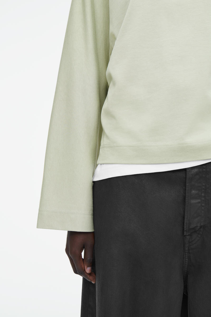 COS ボクシー長袖Tシャツ