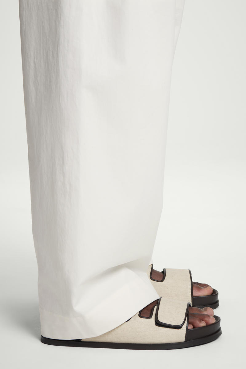 COS リネンダブルストラップサンダル