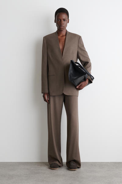 COS ミニマルレザートレーナー