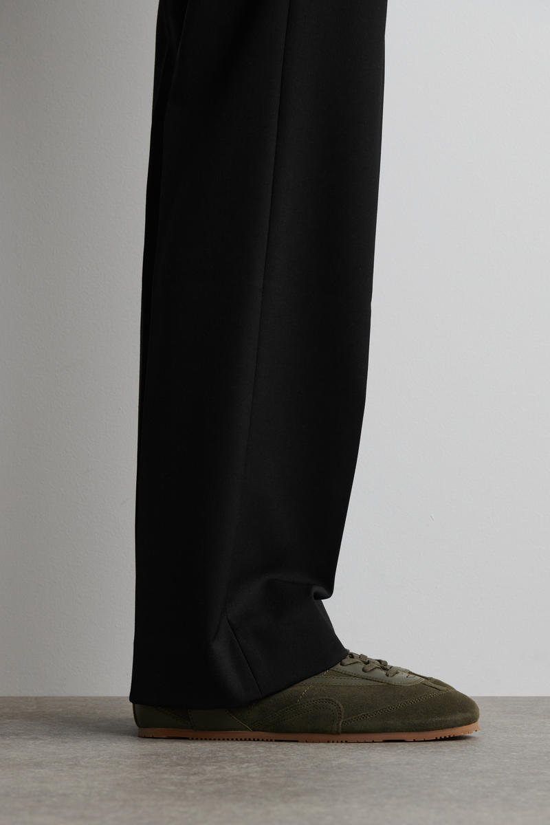 COS ミニマルスエードスニーカー