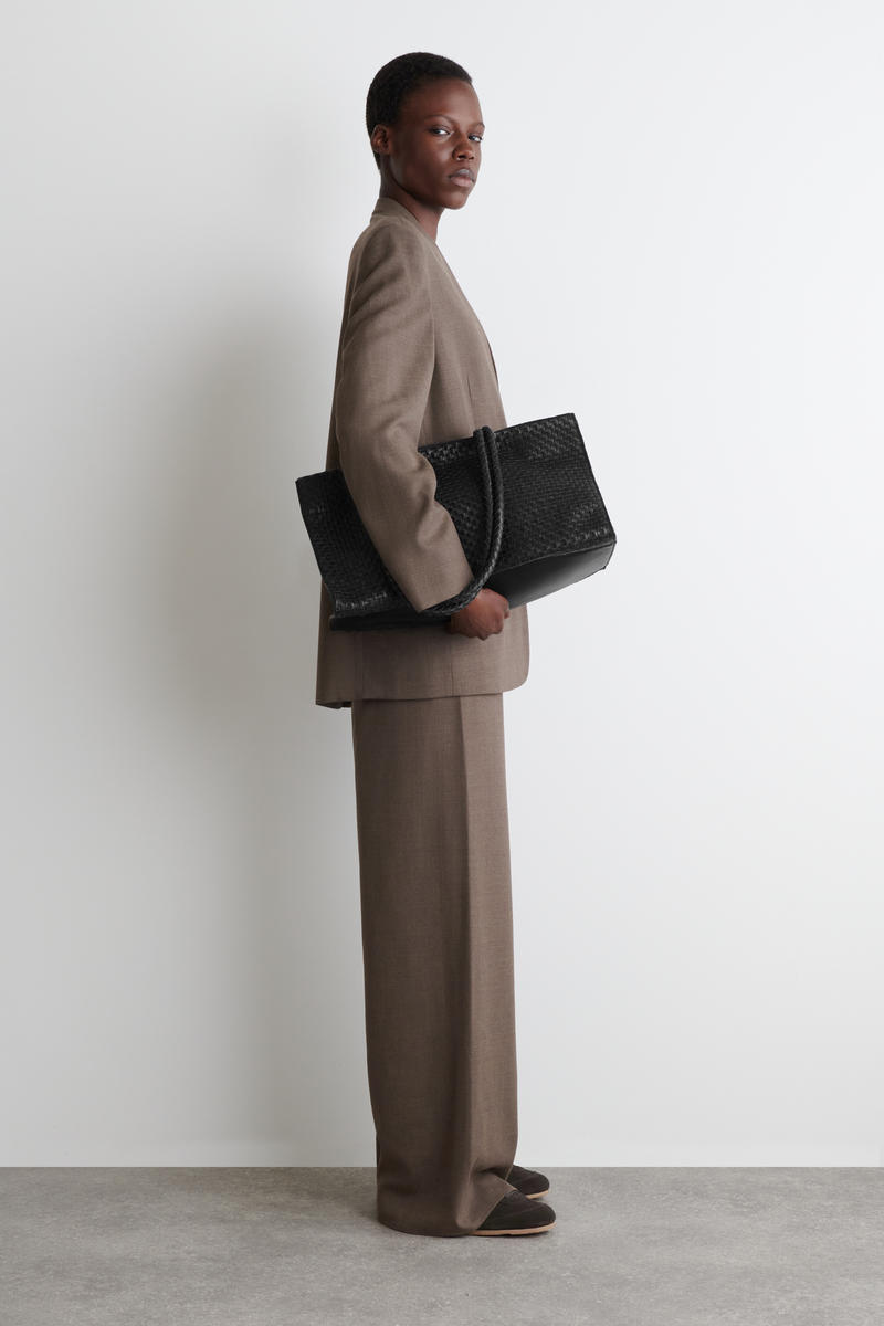 COS ミニマルレザートレーナー