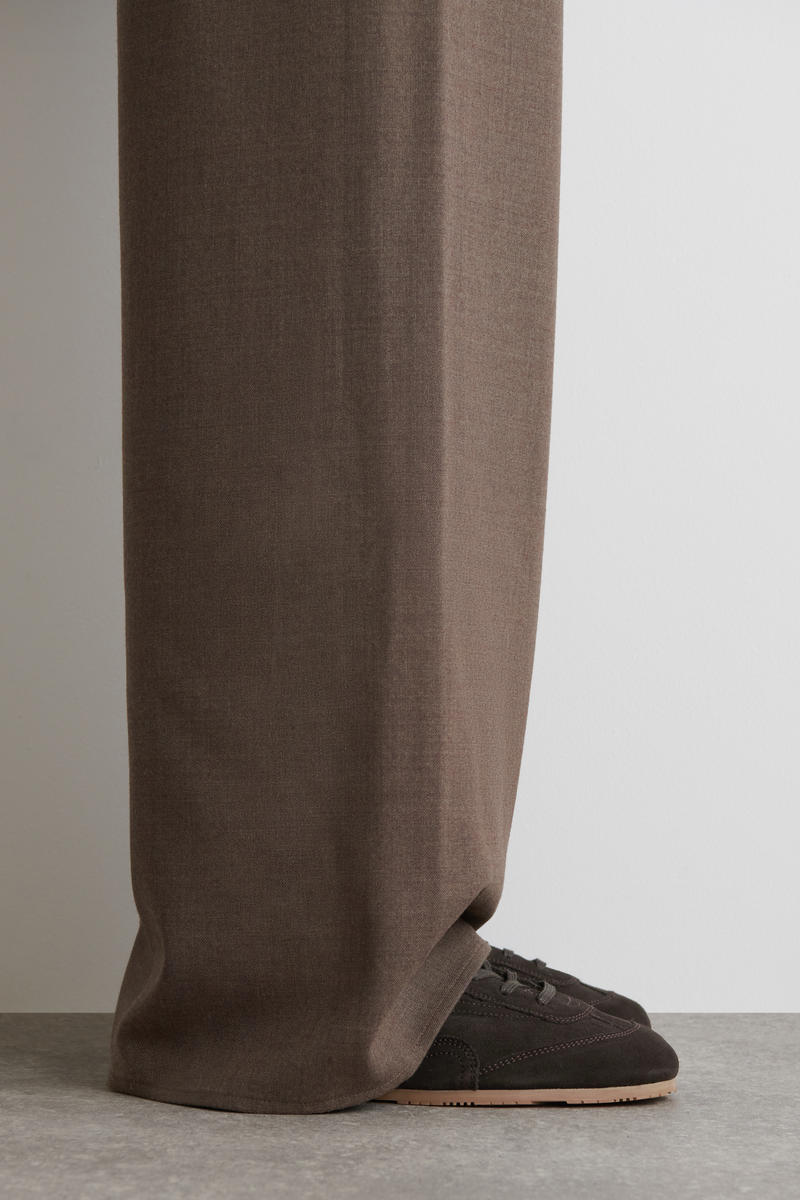 COS ミニマルレザートレーナー