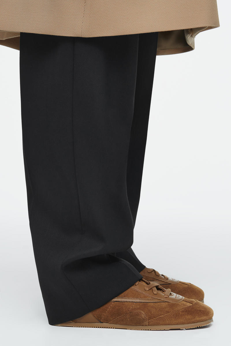 COS ミニマルスエードスニーカー