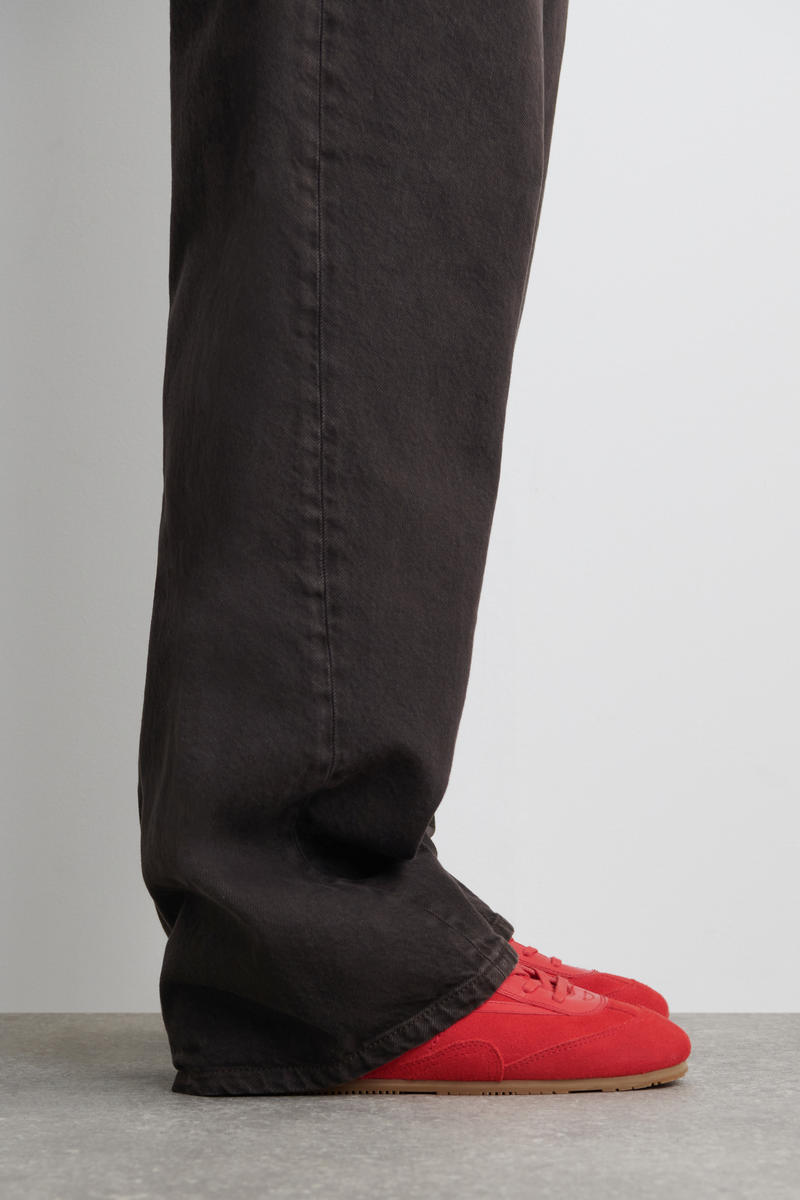 MINIMAL SUEDE TRAINERS ミニマルスエードスニーカー クリムゾン｜COS