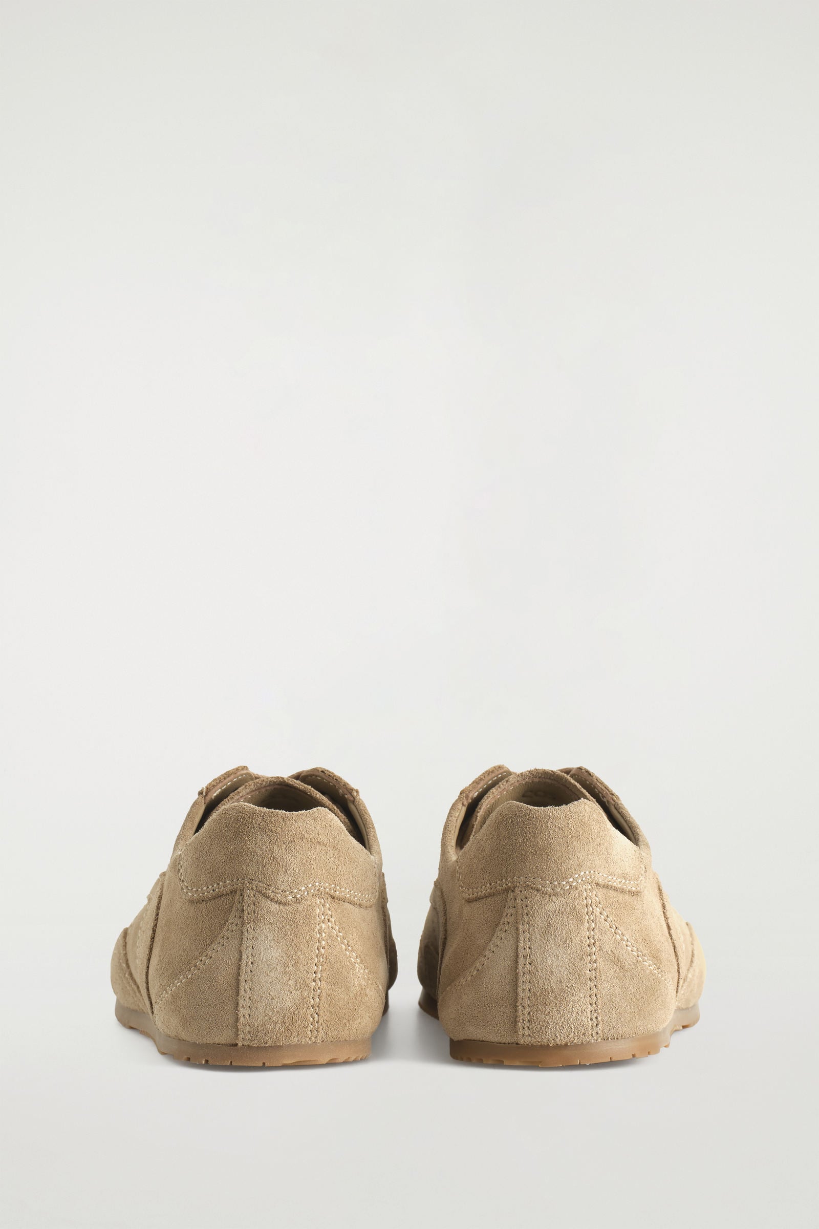 MINIMAL SUEDE TRAINERS ミニマルスエードスニーカー カプチーノ｜COS