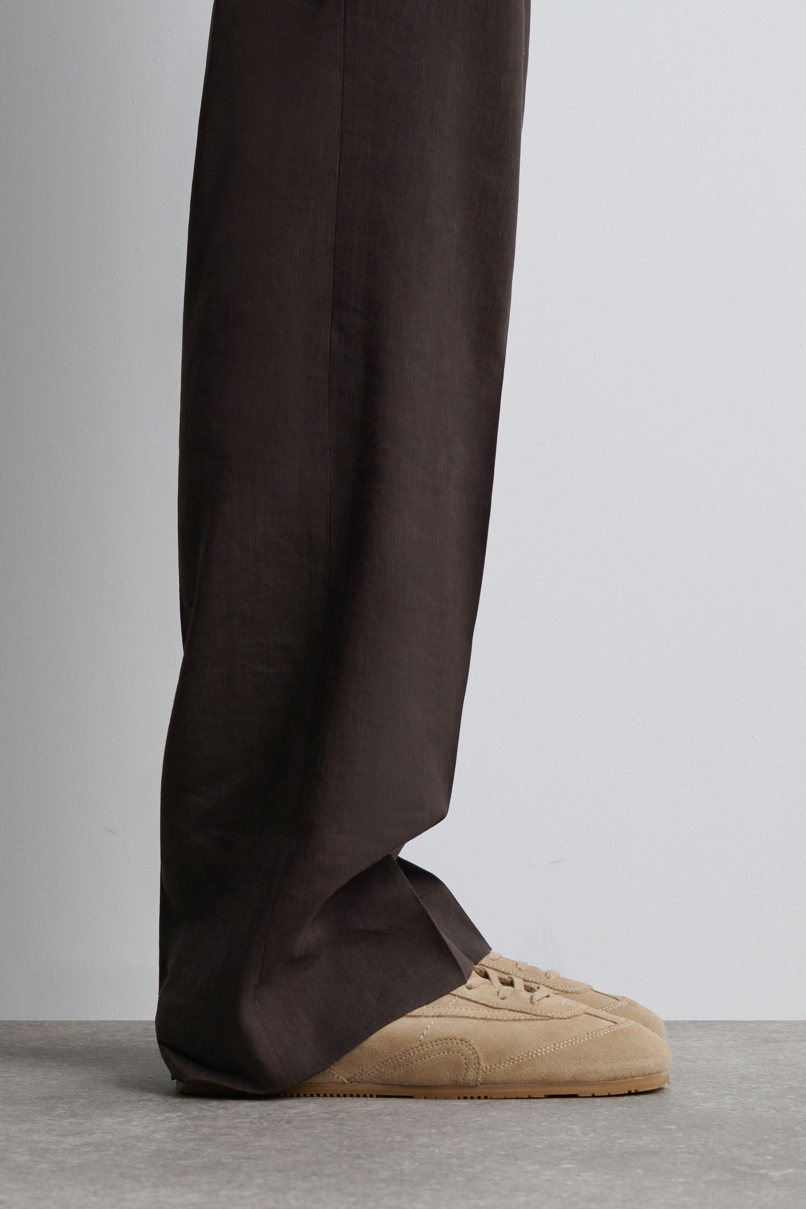 MINIMAL SUEDE TRAINERS ミニマルスエードスニーカー カプチーノ｜COS