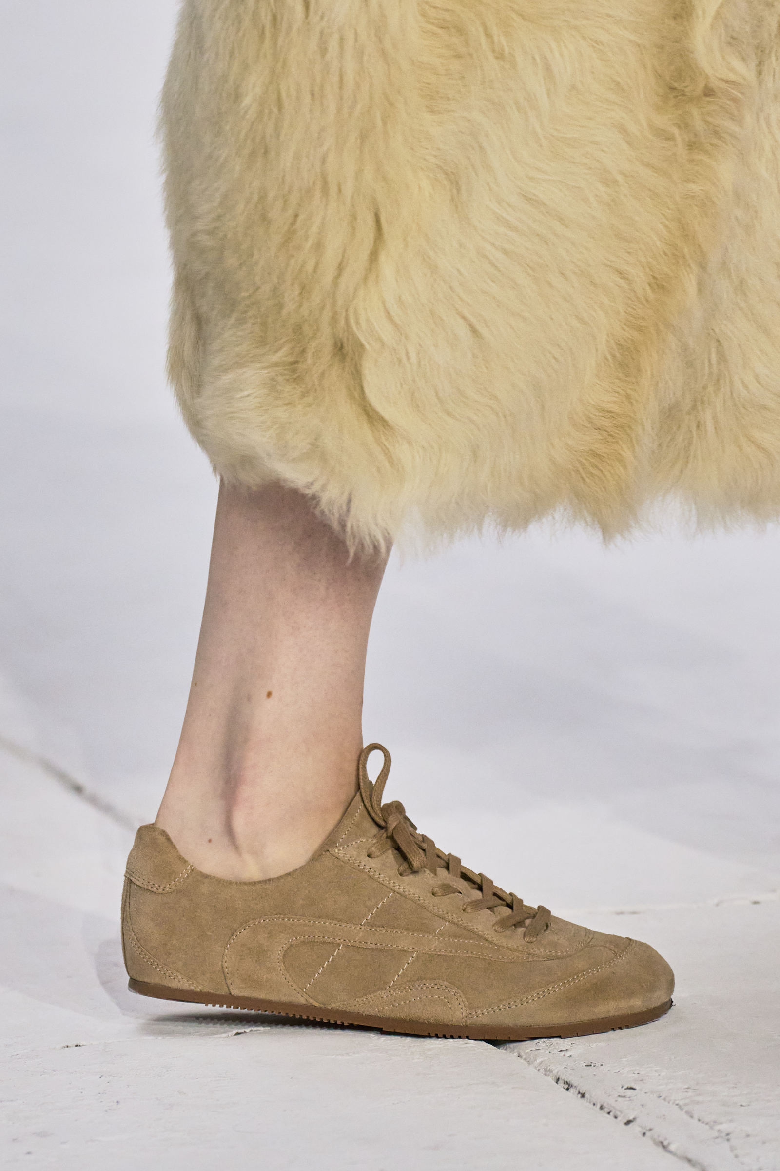 MINIMAL SUEDE TRAINERS ミニマルスエードスニーカー カプチーノ｜COS