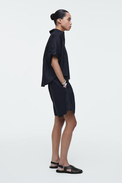 COS リネンショートパンツ