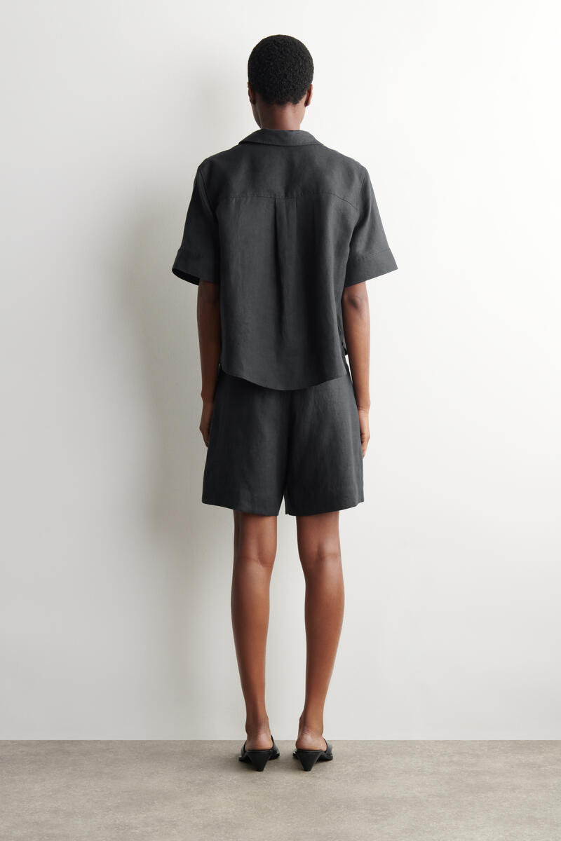 COS テーラード リネンショートパンツ