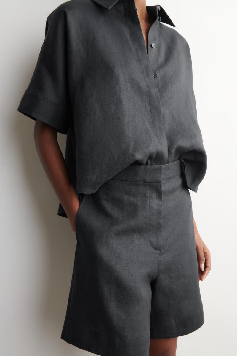 COS テーラード リネンショートパンツ