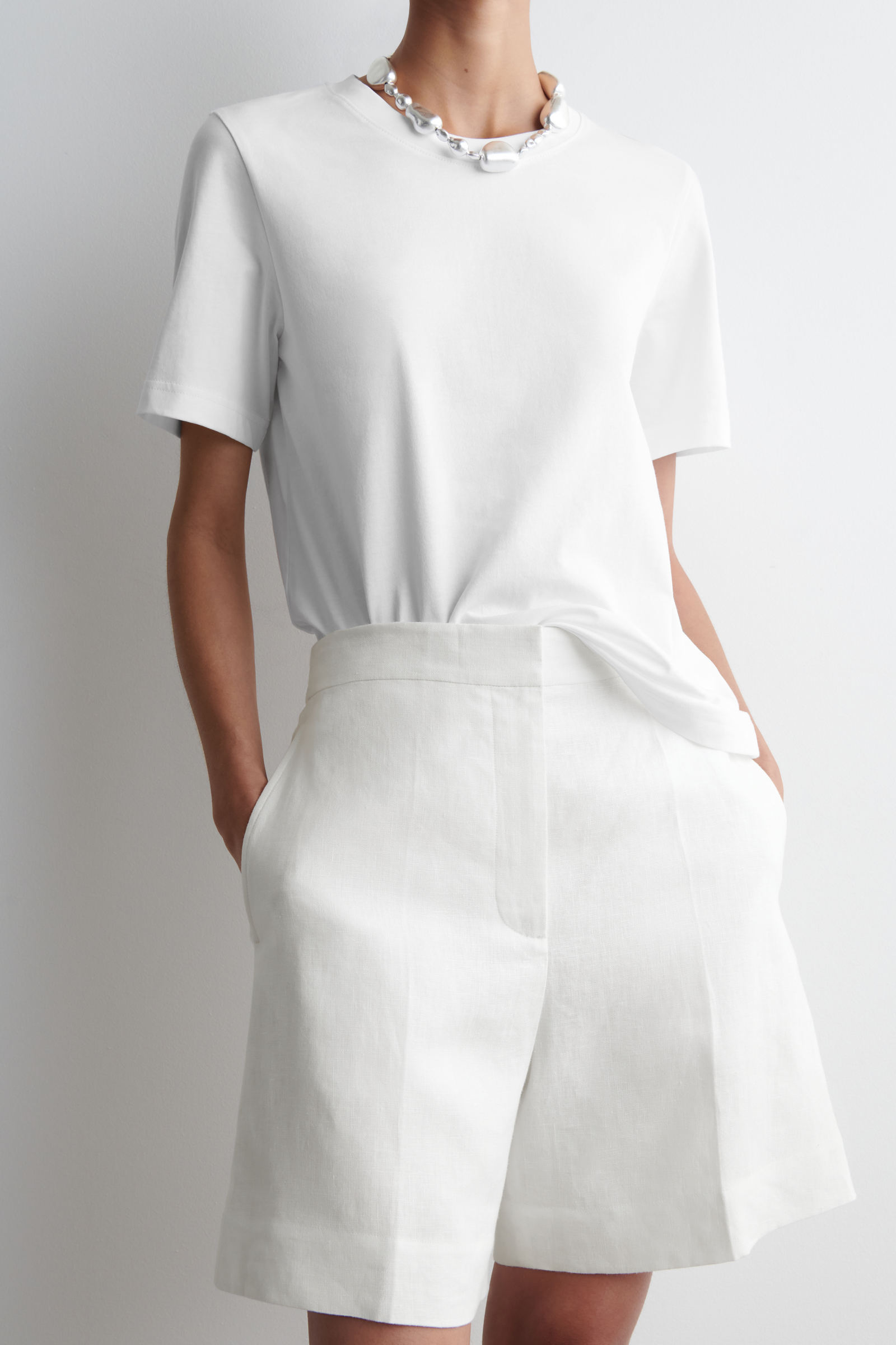 TAILORED ELASTICATED LINEN SHORTS テーラード リネンショートパンツ 