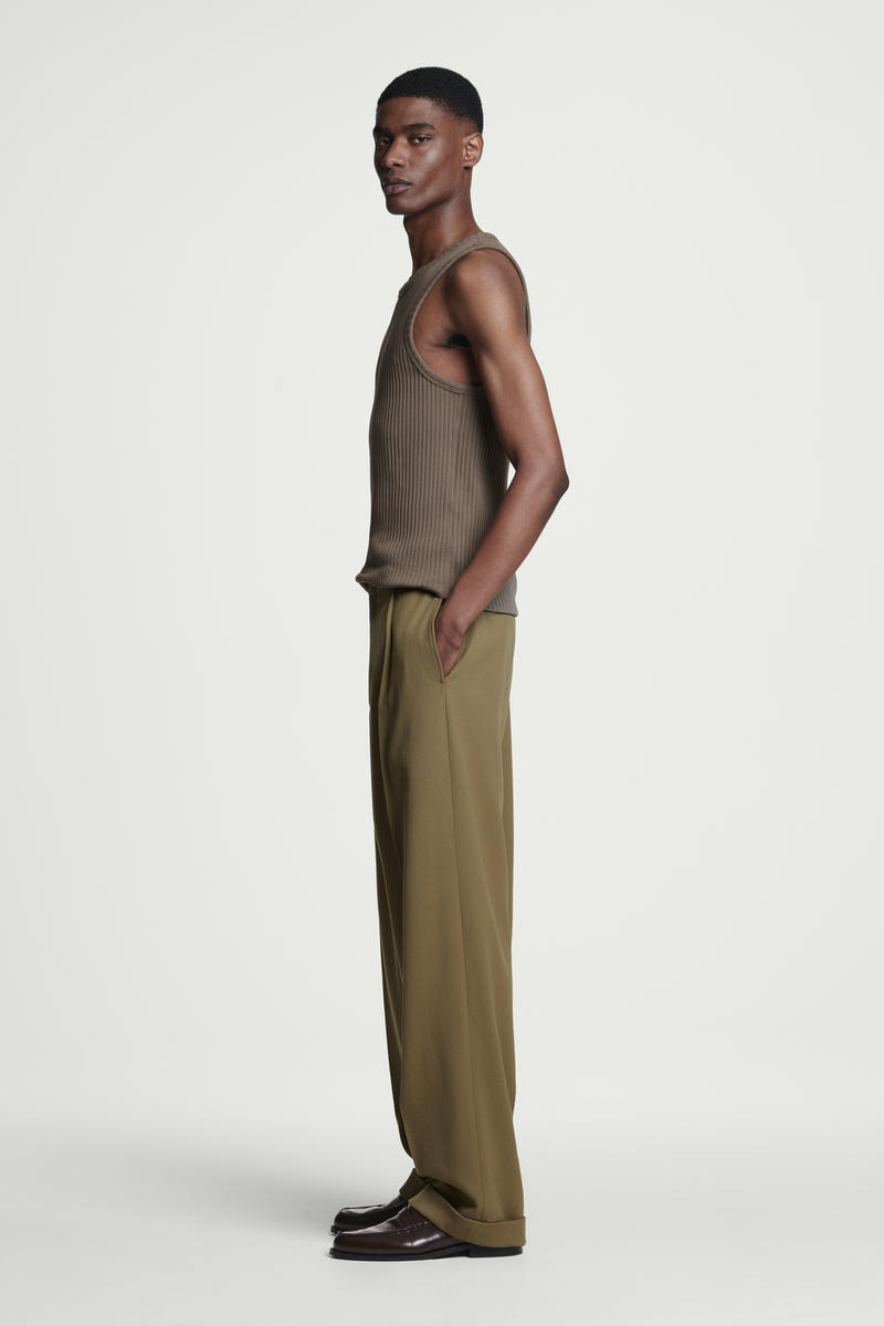 COS スリムフィット リブコットンタンクトップ