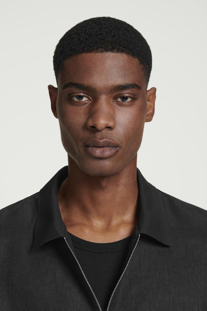 COS パネルリネン ハーフジップポロシャツ