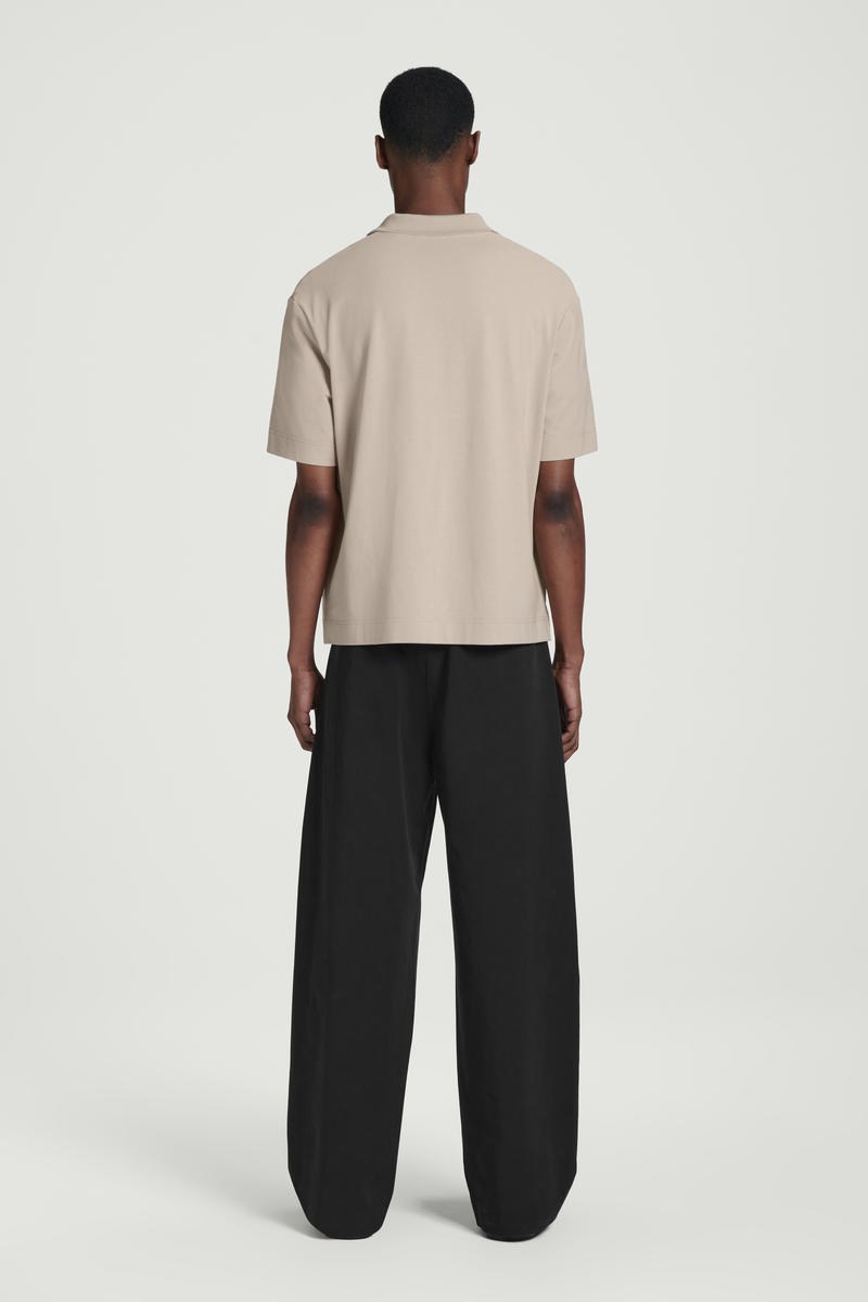 COS パネルリネン ハーフジップポロシャツ