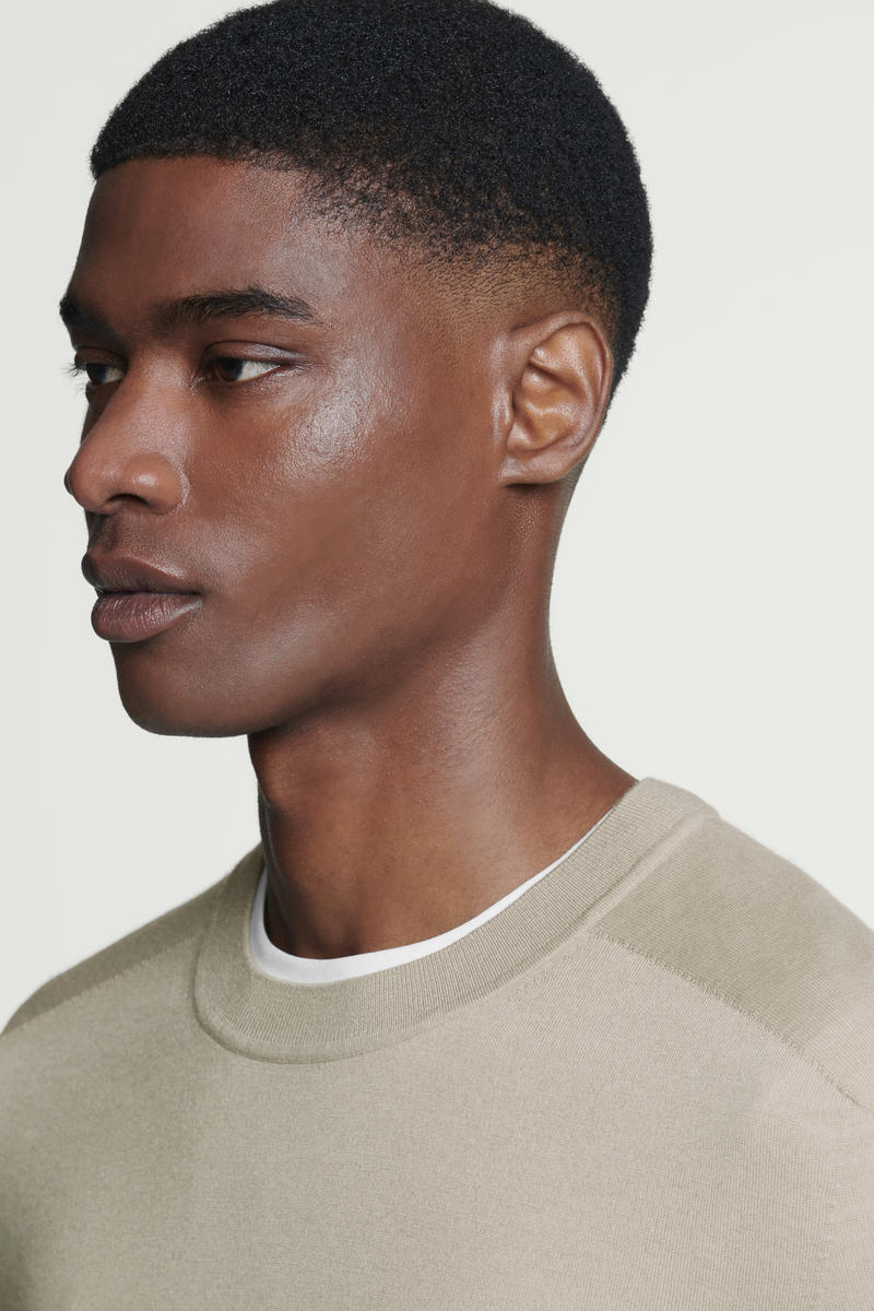 COS ファインニットカシミヤクルーネックセーター